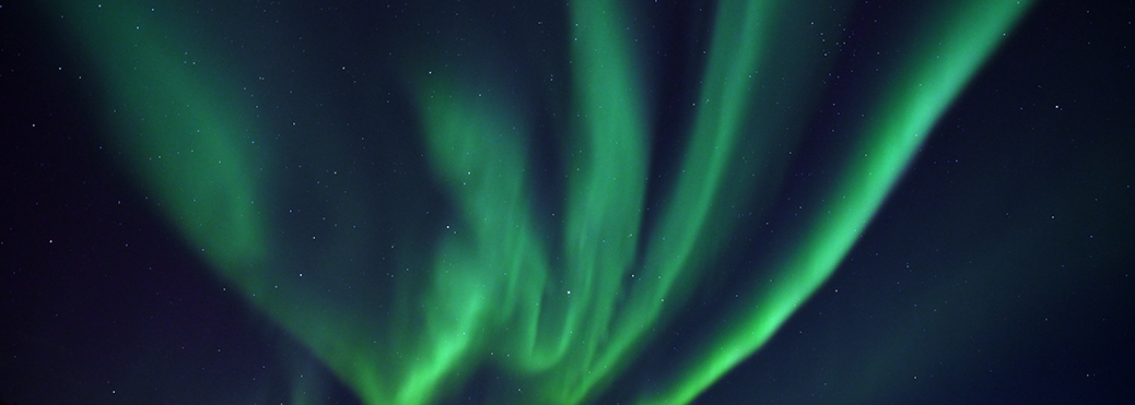 Nordlichter direkt vor unsere Skilodge am Lyngen Fjord