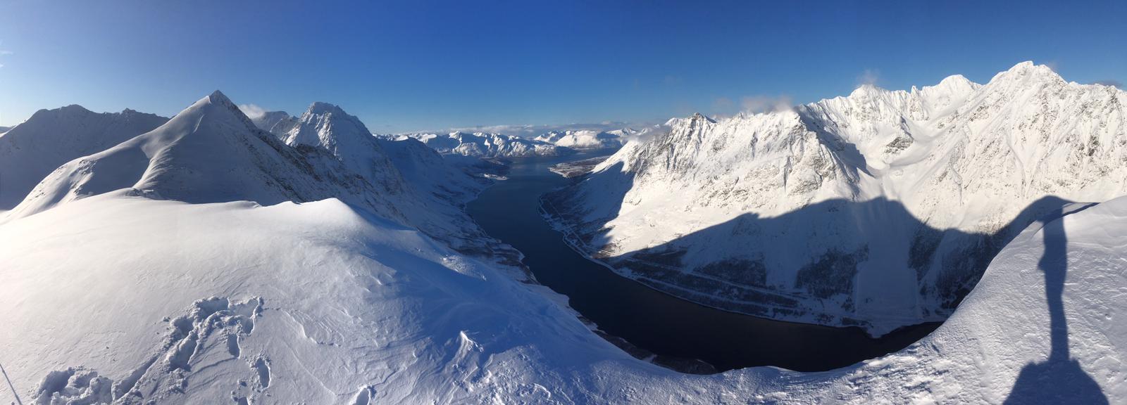 ausblick-auf den-kjosen-fjord-lyngen-norwegen