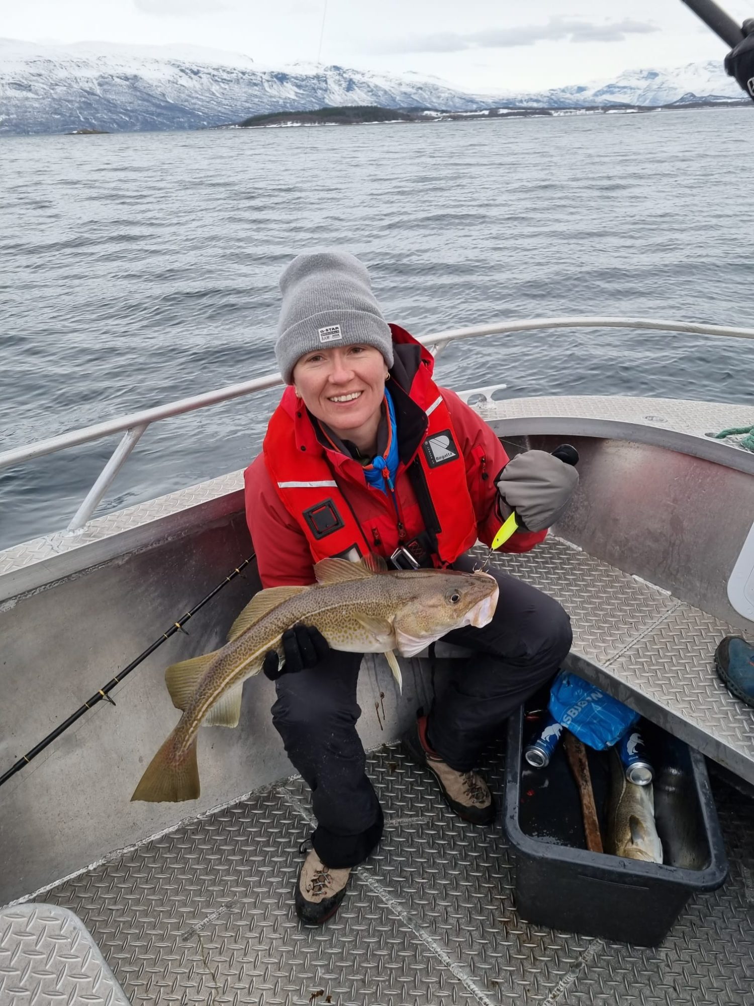 girls-fishing-lyngen